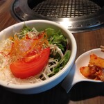 Gyuugin - サラダ、キムチ
