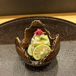 日本料理 直 - 酢締めにした鯵と養老和え　焼き椎茸　シャインマスカット