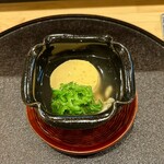 日本料理 直 - 月見豆腐　刻んだオクラ　下には鯛のほぐし身　榎と葱の佃煮　鯛の出汁