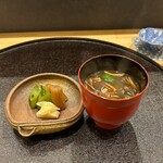 日本料理 直 - オーブンで焼いたしめじの入った赤出汁とお漬物