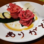 Sumibiyakiniku Kagurazaka Ushimasu - 和牛のお花ケーキ