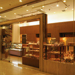 ペストリー＆ベーカリーブティック - ホテルメトロポリタン１階にあるケーキとベーカリーのショップ。１０時～２２時まで営業しているので便利です。