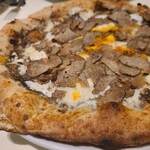 Pizzeria Da Gaetano - ピザ　カリメロ　（モッツァレラ、黒トリュフ、リコッタチーズ、半熟卵、トリュフペースト）4280円（4708円）