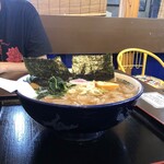 トクちゃんらーめん - ワンタン麺のどんぶり大きい