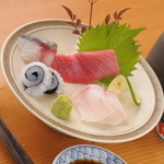 Sushitoku - まあ、まず一杯、新鮮な魚をじっくりと味わって