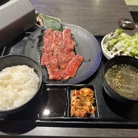 食べ飲み放題 焼肉ダイニングちからや 名駅店 - 牛カルビ定食 (100g)