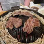 羊肉炭火焼 肉汁屋 - 