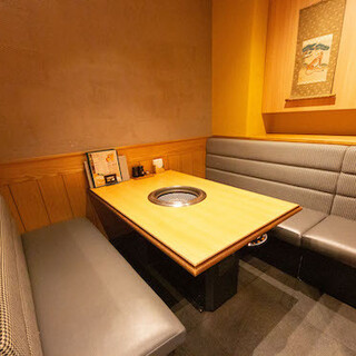 ご家族でご利用にお勧めの4名様掛けテーブル席(1F ソファータイプ)