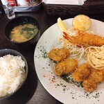 洋食 ツバキ亭 - ご飯は大盛りも小盛りも無料、写真は普通盛り