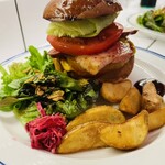 S.B.DINER-KOBE - 脇を固めるのは、カリカリのポテト、ビネガーソースのサラダ、ザワークラウト、ケチャップ代わりのBBQソース！