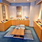 みかわ 是山居 - 待合室左側の様子。書と器のコレクションが並ぶ。