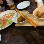 沖縄パラダイス - 最初の摘み三点盛りとサラダ。もう手を付けた後でごめんなさい。