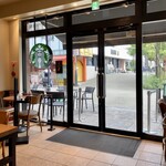 スターバックス・コーヒー - 店内からテラス席を