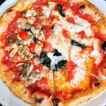 Pizzeria Geco - ピッツァ[メタメタ(ハーフ＆ハーフ)]：
            マルゲリータ ＆ 秋鮭のマリナーラ