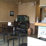 メロディー - 店内はテーブル席がゆったり配置されてます。