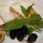 ココ・ファーム・カフェ - 500円の試飲は、5種類のワインの他、チーズやレーズンのおつまみ付きでした。