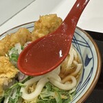 丸亀製麺 - 【2023.9.26(火)】冷タル鶏天ぶっ掛けうどん（並盛）890円→860円のスープ