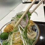 丸亀製麺 - 【2023.9.26(火)】冷タル鶏天ぶっ掛けうどん（並盛）890円→860円の野菜