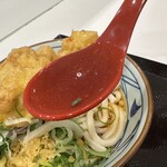 丸亀製麺 - 【2023.9.26(火)】冷タル鶏天ぶっ掛けうどん（並盛）890円→860円のスープ