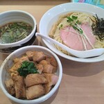 Tyuuka Soba Takaban - 冷し煮干つけ麺 950円 にんにく醤油丼 250円