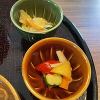 RESTAURANT 1899 OCHANOMIZU - 手前のピクルスと奥の和え物　和え物はミルクが入ってて美味しかった