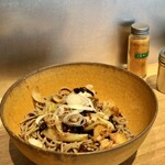 神田おかめ - 親鶏肩肉と蕎麦の実の辛油そば 900円
