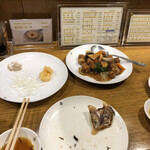 三国亭 - 小海老フライは軽い。酢豚のお肉も薄い豚肉を巻き巻きしたような歯ごたえ、重く無くていい！餃子も美味しいので毎回頼みます。