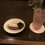 バー カドボール - ブリーチーズにバゲットのつき出し