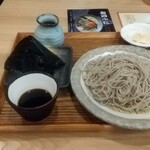 きみの蕎麦に - ざるそば大盛とおにぎり漬け卵黄