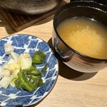 とんかつ神楽坂さくら - 漬物、しじみ汁