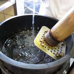 鰻家 - カウンター横で餌切り中の活け鰻