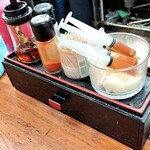 らぁめん夢 - 卓上の注射器は煮干しオイル