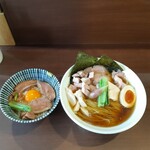 メヂカそば 吟魚 - メジカそば(肉増し)　鴨チャーシューごはん