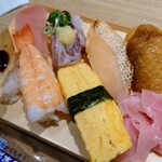 大起水産 海鮮丼と干物定食専門店 - 令和5年9月
            快晴にぎり7貫 税込649円