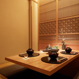 【掘りごたつ個室】2名様から利用可能。数寄屋造りのゆったりと配置された個室席