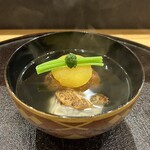 日本料理 直 - 焼いたノドグロ、枝豆のがんも、月に見立てた黄色いパプリカの椀物