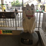 日高屋 - 豪徳寺駅の招き猫、なぜか怖い、、