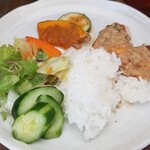 キッチン ブルー グローブ - ２度目はご飯、サラダ、お新香も添えます