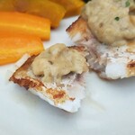 キッチン ブルー グローブ - 焼き茄子と柿のクリームソースを乗せます