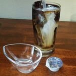 キッチン ブルー グローブ - ミルクを入れます