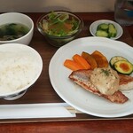 キッチン ブルー グローブ - ひめ鯛のポワレ　焼き茄子と柿のクリームソース