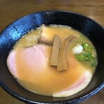 拉麺太极 - 真っ黒い台形のどんぶりに濃い鶏出汁！鶏そば800円税込