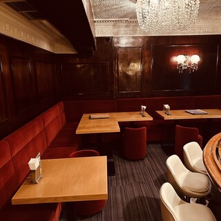 Go underground from the bustle of Shinjuku. A hidden bar with a retro Showa atmosphere