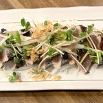 睦橋酒場 森のカレー - カツオのたたき土佐造り風