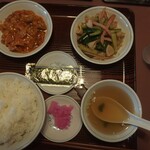 東龍門 - 日替わりランチ：イカと野菜の和え物 豚肉のチリソース煮