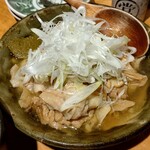 酒呑倶楽部  アタル - 鶏皮煮込み　580円