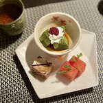 Hakone Fuura - 一、御水菓子
                      『抹茶わらび餅』
                      『山桃』
                      『すいか』
                      『メープルカスタードケーキ』