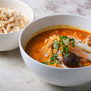 Lunch ◆ Laksa & chicken rice made with a direct recipe from Singaporeans
