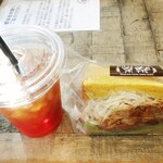 サンドイッチパーラー楽楽 - エスニックケバブ450円税込ｗ　アイスティー210円税込ｗ