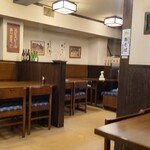 Sobakiriitsutetsu - 店内はクリーム色の壁紙に腰高までの濃茶色の木板の内装、木製テーブルセットというややレトロ感のある和風居酒屋というか蕎麦屋といった雰囲気
                        お席はテーブル4席×7卓、テーブル2席×3卓で合計34席